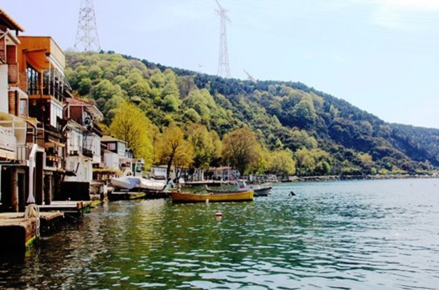 Boğazın kontrolü için Bizanslılar tarafından yapılan Yoros Kalesi, restore edilmiş birkaç ahşap evin bulunduğu hafif yokuş, dar sokaklar Anadolu Kavağı'nın hafızalarda kalan özellikleri arasında bulunuyor. Tam ortasında ulu çınar ağaçlarının bulunduğu Anadolu Kavağı'nda sahil boyunca oltayla balık tutma imkanı da mevcut. Anadolu Kavağı yakınlarında, oldukça popüler olan ziyaret yerlerinden biri olan Boğaziçi'nin sahile en yakın ve en yüksek tepesi Yuşa Tepesi bulunuyor.