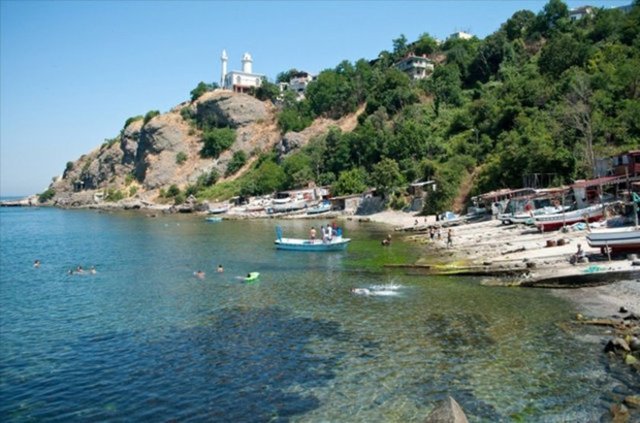 Anadolu Feneri - İstanbul Boğazı'nın Karadeniz ile buluştuğu yerde bulunan Anadolu Feneri, görülmesi gereken diğer özel mekanlar arasında bulunuyor. Beykoz'a bağlı bir köy olan Anadolu Feneri Köyü'ndeki deniz fenerine ulaşanlar, fenere komşu olan caminin balkonundan çevreyi seyretme imkanı buluyor.