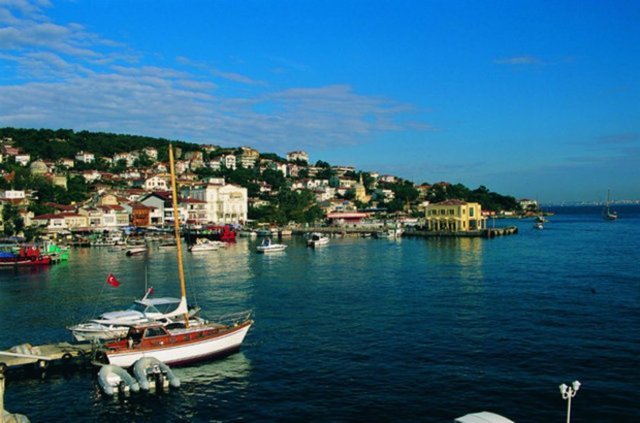 Adalar - Bahar ve yaz aylarının vazgeçilmez mekanları arasında yer alan Adalar'da mimozaların, renk renk çiçeklerin açtığı sokaklarda, tarihi köşkler arasında, fayton veya bisiklet turlarına çıkılabiliyor. 