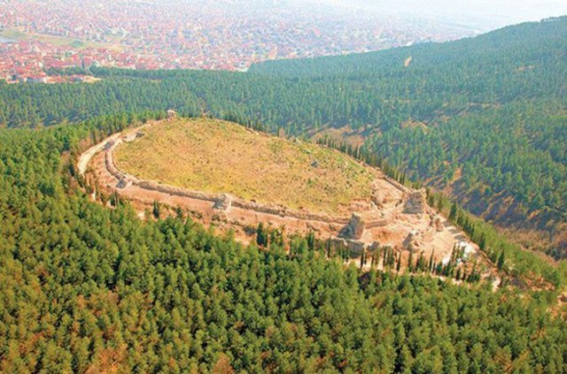 Dört farklı giriş var. Gölet, çevresindeki ekolojik bütünlükle küçük bir Uzungöl manzarası oluşturuyor. Bölgenin piknik sahaları, büfesi ve koşu parkurları da oldukça bakımlı.