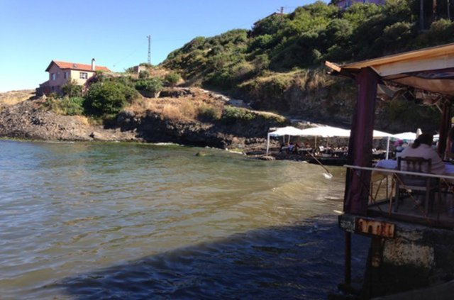 Garipçe Köyü - Boğaz sahil şeridinde ve Rumelikavağı ile Rumelifeneri köyü arasında yer alan Garipçe Köyü, Sarıyer ilçe merkezine 11, Taksim'e 31 ve Eminönü'ne 34 kilometre uzaklıkta bulunuyor. Sarıyer'in 9 köyünden biri olan Garipçe, boğazın Karadeniz girişine hakim manzarası, temiz havası, taze balıkları, antik kaleleriyle sakin bir gün geçirmek isteyenleri kucaklıyor.