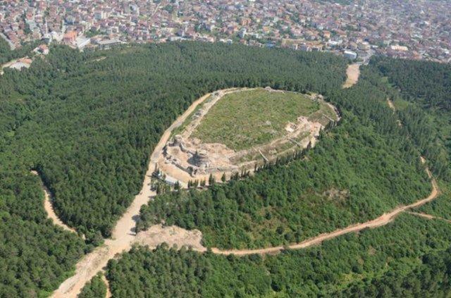 Aydos - İstanbul'un en yüksek noktası olan Aydos Tepesi eteklerindeki mesire yeri, günlük dinlenme ve aktiviteler için ideal. Akşam vakti, Adalar üzerinde güneşin batışını seyretmek hiçbir şeye değişilmez