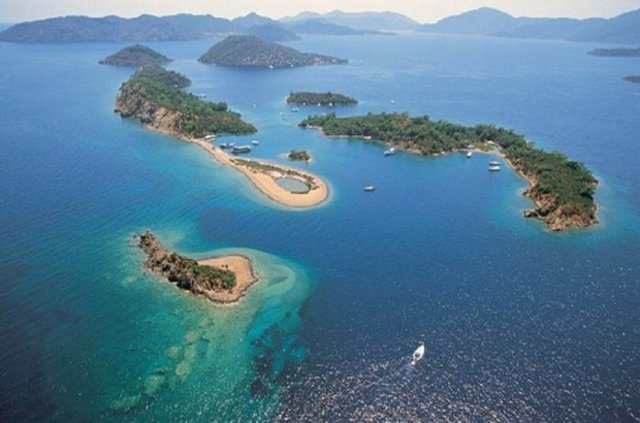 Yerleşime açık Büyükada, Heybeliada, Burgazada, Kınalıada, Sedef Adası İstanbul'dan yapılan gemi seferleri ile yıl boyu ziyaretçileri ağırlıyor. Büyükada'nın en yüksek tepesi Aya Yorgi Kilisesi'nin bulunduğu Yüce Tepe, 23 Nisan ve 24 Eylül'de Müslüman, Rum, Ermeni ve Yahudi azınlıkların akınına uğruyor.
