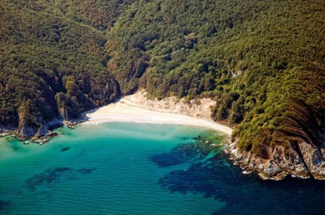 Çilingöz - Karadeniz kıyısında uzun ve geniş beyaz bir kumsal. Dalgaların şekillendirdiği kayalıkların arasından denize karışan bir dere. Ve bu güzel tabloyu tamamlayan yeşil bir örtü...