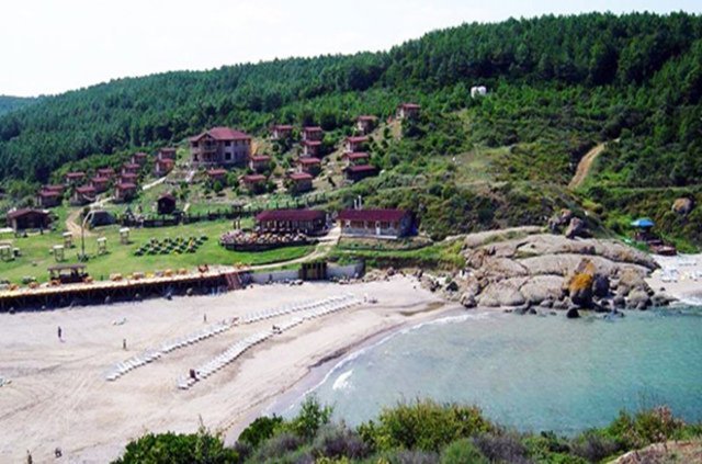 Marmaracık  - Yunanlı Yorgo Dimopulos, alevler ile tam 17 saat mücadele ettikten sonra kendi yaptığı 300 litre şarabı Karadeniz kıyısında küçük bir koyda sırtını çam ağaçlarına dayamış bir bölge. Balık tutmak, yüzmek, doğa yürüyüşleri, kamp, plaj gibi olanaklarıyla son zamanlarda özellikle gençlerin gözdesi. 
