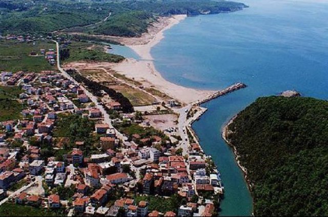Daha sakin koylarda denize girmek isteyenler Pot Deresi'nin Karadeniz ile birleştiği noktadan sonra başlayan küçük koyları, Ağlayan Kaya, Kumbaba, Ayazma, İmrenli, Sahilköy, Ağva ve Kurfallı'yı ziyaret edebiliyor. Türkiye'nin en büyük, dünyanın da ikinci büyük fenerinin de yer aldığı Şile'de, kara ve deniz mağaraları da doğa meraklıları için öne çıkıyor. Bir çok tarihi esere ev sahipliği yapan Şile'de liman çevresi, Kumbaba, Göçe, Göksu ve Kabakoz köylerindeki tarihi miras ilgi çekiyor. Şile'ye 12 kilometre uzakta yer alan Hacıllı köyü, mağara ve şelaleleri ile ünlü. Şile'deki Kilimli ve Kadırga koyları, yürüyüş için çok elverişli mekanlar arasında bulunuyor.