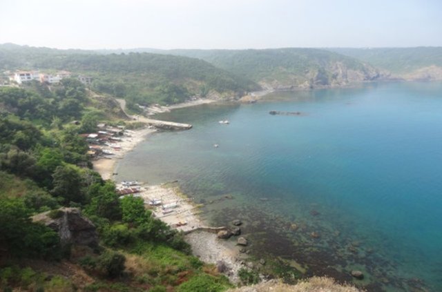 Anadolu Feneri'ne gidenler, İstanbul gökdelenler siluetinin görüldüğü manzara eşliğinde, taraçalar halinde çeşitli kademelere konulmuş masalarda, denize karşı taze balık yemenin zevkine varıyor. Yörede yetiştirilen meyve ve sebzenin yanında, tabiatta kendiliğinden yetişen kekik, zahter, ısırgan, hindiba, kazayağı, ebegümeci, yabani kereviz, yabani semiz otu, kocayemiş, kuzukulağı, defne, muşmula gibi şifalı otlar ve meyveler de bulunuyor.