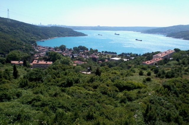 Anadolu Kavağı - Anadolu Kavağı da yıllardır değişmeyen görüntüsü ile nostaljik balıkçı köyü özelliğini koruyor. İstanbul'un akciğerlerinden biri olan Anadolu Kavağı, balık lokantaları ile ünlü. Sonbaharda yenen lüferin yanı sıra boğaz girişinden çıkarılan temiz midyeler, balık restoranlarında misafirlere sunuluyor.