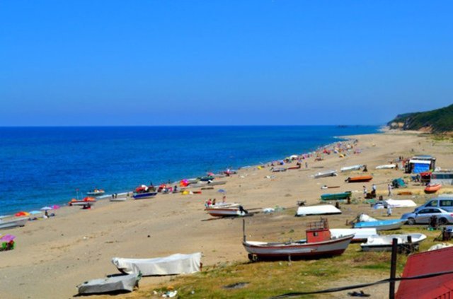 Çatalca - İstanbul'un arka bahçesi olan Çatalca'daki Yalıköy ve Çilingoz yeşil doğasıyla, İstanbul'un akciğerleri olma özelliği taşıyor. Deniz, dere kenarları ve ormanlarıyla hafta sonları İstanbullular'a ev sahipliği yapan Çatalca'da, otellerin yanı sıra kampçılar için çadır kurma imkanı da bulunuyor.