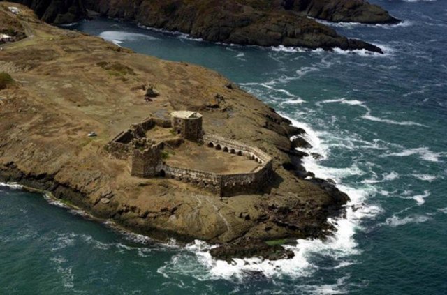 Rumeli Feneri - Rumeli Feneri, özellikle İstanbul'un Avrupa yakasında oturanlar için ideal gezi yerlerinin başında geliyor. İstanbul Boğazı'na Karadeniz'den giriş yapan gemileri karşılayıp aynı denize açılanları uğurlayan ve 1856 yılında Fransızlar tarafından inşa edilen Rumeli Feneri, deniz seviyesinden 58 metre yükseklikte bulunuyor.