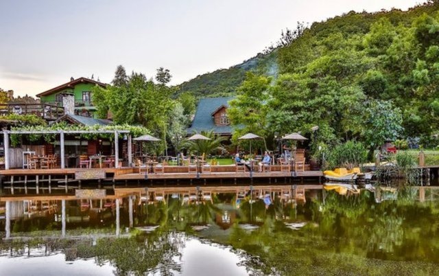 Ağva - Şile'nin en çok ziyaretçi çeken yerlerinin başında, Göksu ve Yeşilçay derelerinin ortasında bir sahil kasabası olan Ağva geliyor. Karadeniz kıyısında kusursuz doğası temiz havası ve lezzetli balıkları ile dikkati çeken Ağva'ya, İstanbul'un yanı başında olması itibariyle kolay ulaşılabiliyor. Karadeniz kıyılarının tipik özelliği denize dik inen kayaların bulunduğu Ağva, yemyeşil vadilere, sık bitki dokusuna sahip.