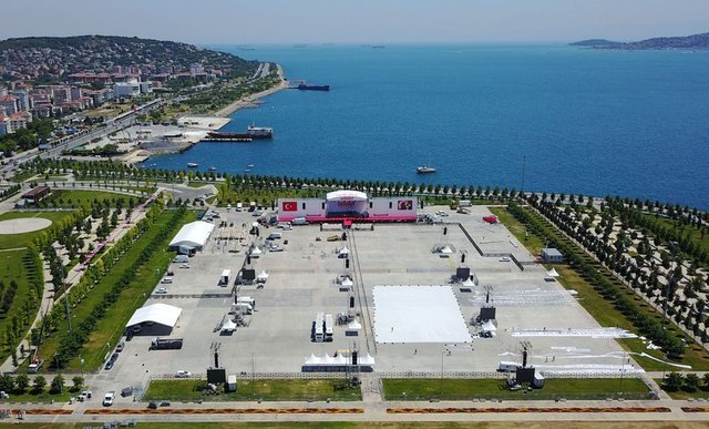  Maltepe parkında bulunan mitingi alanında yarın yapılması planlanan miting için alanan dev bir platform kuruldu.