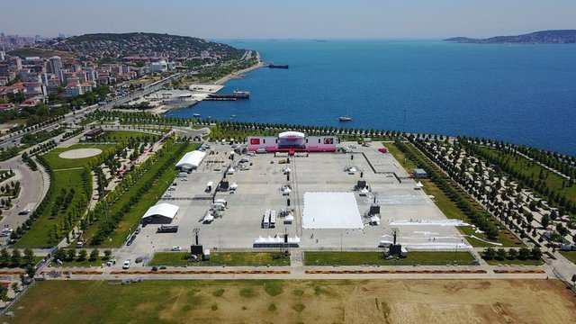  Ayrıca alanda bir grup katılımcı tarafından dünyanın en büyük dilekçesi hazırlanıyor.