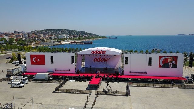 1 milyondan fazla katılımın olması beklenen mitingi alalında ses sistemi ve canlı yayın hazırlıkları sürerken, dünyanın en büyük dilekçesi olacağı belirtilen dev bir dilekçe hazırlanıyor.