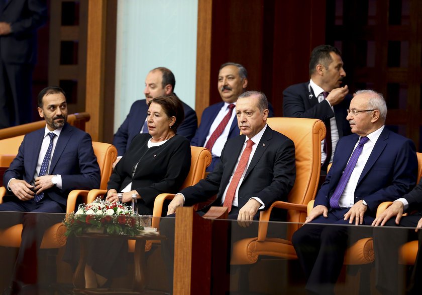 <p>Erdoğan'ı burada da Başbakan Yıldırım ve AK Parti milletvekilleri karşıladı. Cumhurbaşkanı Erdoğan daha sonra özel oturumu izlemek üzere Genel Kuruldaki locasına geçti.</p>