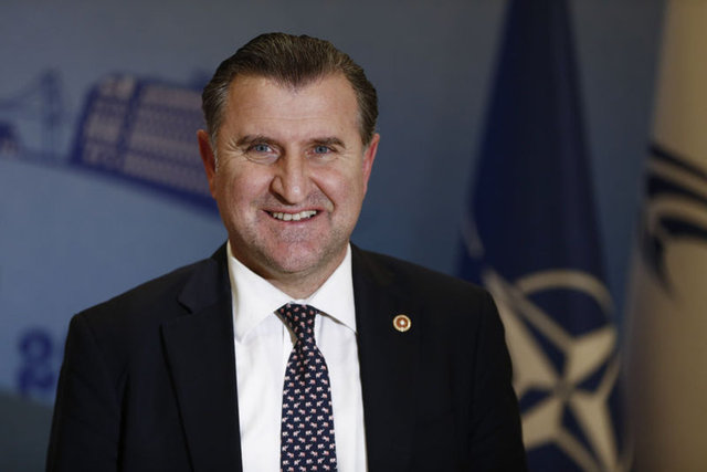 GENÇLİK VE SPOR BAKANI OSMAN AŞKIN BAK - 11 Ekim 1966'da İstanbul Üsküdar?da doğdu. Baba adı Muhittin, anne adı Fatma'dır. Makine Mühendisi, Üst Düzey Yönetici, Öğretim Üyesi; İstanbul Teknik Üniversitesi Makine Fakültesini bitirdi. İngiltere'de Nottingham Üniversitesinde İşletme Yönetimi ve Endüstri Mühendisliği alanında yüksek lisansını, İstanbul Teknik Üniversitesi Fen Bilimleri Enstitüsü Endüstri Mühendisliği Programında doktorasını yaptı. Dış Ekonomik İlişkiler Kurulu, Türk İran İş Konseyi Yürütme Kurulu Üyesi olarak görev üstlendi. İstanbul Ticaret Odasında Meclis Üyesi olarak görev yaptı. 