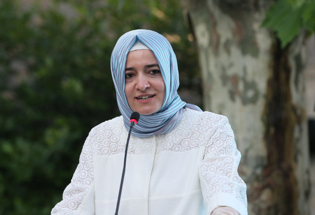 2010-2012 yılları arasında Adalet ve Kalkınma Partisi kurucu Genel Başkanı Sn. Recep Tayyip Erdoğan'ın danışmanlığını yürüttü. 2012 yılında yapılan kongreyle tekrar AK Parti İstanbul İl Yönetim Kurulu Üyesi olarak seçildi ve AK Parti İstanbul Tanıtım Medya'dan sorumlu İl Başkan Yardımcılığına atandı. 2014 Cumhurbaşkanlığı seçimlerinde ERDOĞAN İSTANBUL seçim ofisi Tanıtım Medya Sorumlusu olarak görev yaptı. 12 Eylül 2015 tarihinde yapılan AK Parti 5.Olağan Kongresi'nde MKYK üyeliğine seçildi ve AR-GE'den Sorumlu Genel Başkan Yardımcısı olarak atandı. 1 Kasım 2015 Milletvekilliği Genel Seçimi'nde İstanbul Milletvekili seçildi. 25 Kasım 2015 tarihinde AK Parti Dış İlişkilerden Sorumlu Genel Başkan Yardımcılığı görevine getirildi. Çok iyi düzeyde İngilizce ve Almanca bilen Sayan Kaya, evli ve 2 çocuk annesidir