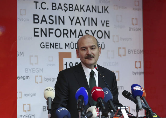 İÇİŞLERİ BAKANI SÜLEYMAN SOYLU - 21 Kasım 1969 İstanbul'da doğdu. Plevne Lisesi'nde başlayan ve ardından Karadeniz Teknik Üniversitesi'nde sürdürdüğü eğitimini İstanbul Üniversitesi İşletme Fakültesi'nde tamamladı. Siyasi hayatına 1987 yılında DYP İstanbul İl Gençlik Kolları'nda adım atan Süleyman Soylu, 1995 yılında Gaziosmanpaşa İlçe Başkanlığı'na seçildi. 1999 Yerel seçimlerinde Gaziosmanpaşa Belediye Başkan adayı oldu. 1999-2002 yılları arası İstanbul İl Başkanlığı görevinde bulundu. 6 ocak 2008 tarihinde Demokrat Parti'nin Genel Başkanlığına seçildi. 16 mayıs 2009'da kendi talebiyle gerçekleşen kongrede Genel Başkanlık görevi sona erdi. 12 eylül 2010 Referandumu sürecinde "evet" oyu tercihini anlatmak için "Demokrasi Buluşmaları" toplantılarıyla Türkiye'yi dolaştı. 5 eylül 2012 tarihinde AK Parti'ye katıldı. Arge Başkanı olan Süleyman Soylu 15 Nisan 2014 tarihinde Teşkilat Başkanlığı görevine getirildi. 7 Haziran ve 1 Kasım Milletvekilliği Genel Seçimleri'nde Trabzon Milletvekili seçildi. Aslen Trabzon Of'lu olan Süleyman Soylu 64. Hükümette Çalışma ve Sosyal Güvenlik Bakanı olarak görev yaptı. Süleyman Soylu evli ve bir kız, bir de erkek çocuk babasıdır.