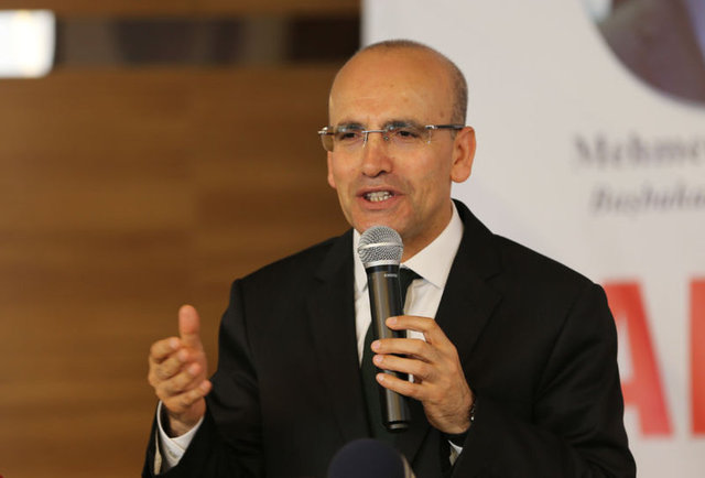 Bir süre UBS Bankası Hisse Senedi Analiz Birimi'nde görev yaptıktan sonra uluslararası finans kuruluşu Merrill Lynch'te ekonomist ve stratejist olarak çalıştı. Aynı kurumun Avrupa, Ortadoğu ve Afrika bölgesi Makroekonomik Araştırmalar Bölüm Başkanlığı görevini yürüttü. 60. Hükümet'te Devlet Bakanlığı görevine getirildi. 61, 62 ve 63. Hükümetlerde Maliye Bakanı, 64. Hükümette Başbakan Yardımcısı olarak görev yaptı. Çok iyi düzeyde İngilizce bilen Şimşek, evlidir.