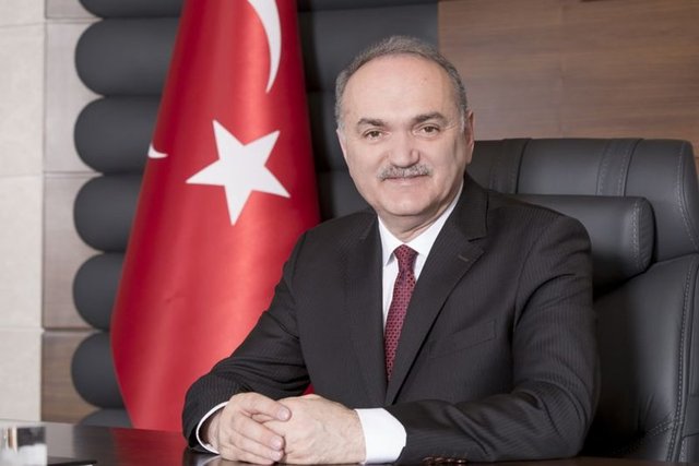 BİLİM SANAYİ VE TEKNOLOJİ BAKANI FARUK ÖZLÜ  - Faruk ÖZLÜ 19.11.1962 yılında Düzce'de doğdu. Düzce Lisesi'ni müteakip Yıldız Teknik Üniversitesi'nden (YTÜ) Makina Mühendisi olarak mezun oldu. İstanbul Teknik Üniversitesi'nde (İTÜ) Yüksek Lisans ve Doktora yaptı. İspanya'da Proje ve Mühendislik, Harvard Üniversitesi'nde Üst Düzey Yönetici eğitimi aldı. 1987 yılında Yıldız Teknik Üniversitesi'nde Araştırma Görevlisi olarak çalışma hayatına başladı. 1990 yılında Savunma Sanayii Müsteşarlığı'nda Sözleşmeli Personel-Mühendis olarak görev aldı. 