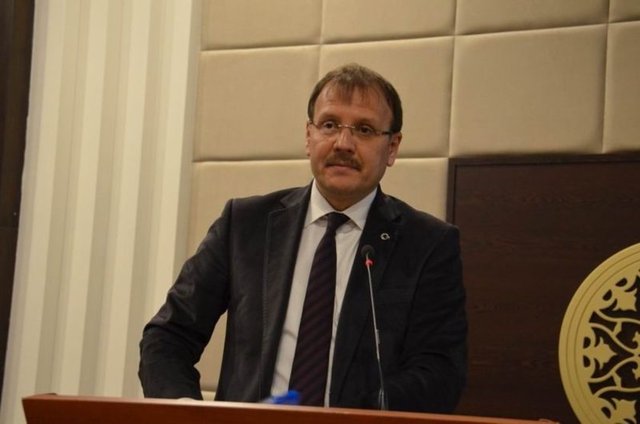 BAŞBAKAN YARDIMCISI HAKAN ÇAVUŞOĞLU - 26 Şubat 1972'de Yunanistan Gümülcine'de doğdu. Baba adı Hasan, anne adı Gülsüm'dür. Avukat; Ankara Üniversitesi Hukuk Fakültesini bitirdi. Batı Trakya Türkleri Dayanışma Derneği Bursa Şubesi Başkan Yardımcılığı ve Başkanlığı görevlerinde bulundu. 24. Dönemde Bursa Milletvekili seçildi. Adalet Komisyonu Üyeliği ve Türkiye-Bosna Hersek Parlamentolararası Dostluk Grubu Başkanlığı görevlerinde bulundu. İyi düzeyde Yunanca, orta düzeyde İngilizce ve Arapça bilen Çavuşoğlu, evli ve 2 çocuk babasıdır.