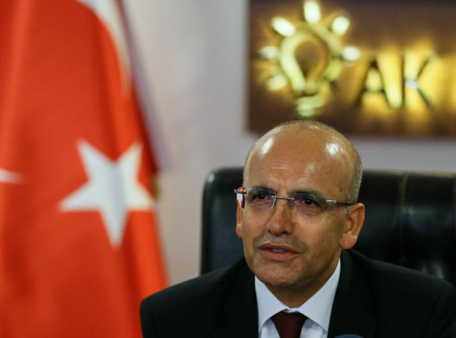 BAŞBAKAN YARDIMCISI MEHMET ŞİMŞEK - Mehmet Şimşek, 1 Ocak 1967'de Batman Arıca'da doğdu. Babasının adı Hasan, annesinin adı Mehdiye'dir.Ekonomist; Ankara Üniversitesi Siyasal Bilgiler Fakültesi'ni bitirdi. Yüksek lisansını İngiltere'de University of Exeter'de tamamladı.ABD Büyükelçiliği'nde ve Deutsche Menkul Kıymetlerde kıdemli ekonomist olarak çalıştı. 