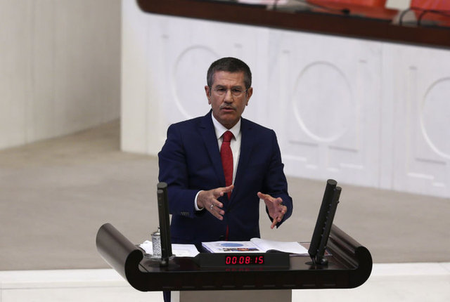 MİLLİ SAVUNMA BAKANI NURETTİN CANİKLİ  - Nurettin Canikli, 15 Mayıs 1960'da Giresun Alucra'da doğdu. Yeminli Mali Müşavir; Ankara Üniversitesi Siyasal Bilgiler Fakültesi Ekonomi Bölümünü bitirdi. Yüksek lisansını İngiltere Sheffield Üniversitesi'nde para-banka-finansman alanında tamamladı. Maliye Bakanlığında Maliye Başmüfettişi, Gelirler Genel Müdürlüğü Daire Başkanı, Genel Müdür Yardımcısı ve İstanbul Defterdarı Vekili olarak görev üstlendi. Yeni Şafak gazetesinde ekonomik konularda köşe yazarlığı yaptı. Yeminli mali müşavirlik şirketinin ortağı olarak faaliyette bulundu. Adalet ve Kalkınma Partisi Kurucu Üyesi oldu. 22 ve 23. Dönemde Giresun Milletvekili seçildi. İngilizce bilen Canikli, evli ve 4 çocuk babasıdır.