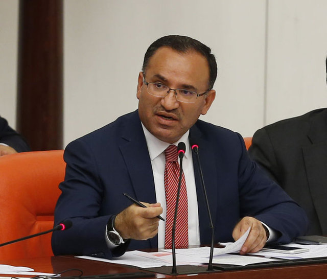 BAŞBAKAN YARDIMCISI BEKİR BOZDAĞ - Bekir Bozdağ, 1 Nisan 1965'te Yozgat Akdağmadeni'nde doğdu. Babasının adı Mehmet Duran, annesinin adı Nuriye'dir. Avukat; Uludağ Üniversitesi İlahiyat Fakültesi'ni bitirdi. Yüksek lisansını Uludağ Üniversitesi Sosyal Bilimler Enstitüsü Dinler Tarihi Anabilim Dalı'nda tamamladı. Selçuk Üniversitesi Hukuk Fakültesi'nden mezun oldu. Serbest avukat olarak çalıştı. 22. ve 23. Dönem Yozgat Milletvekili. Orta düzeyde İngilizce ve Arapça bilen Bozdağ, evli ve 3 çocuk babasıdır.