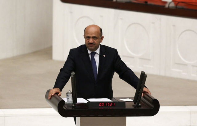 BAŞBAKAN YARDIMCISI FİKRİ IŞIK - Fikri Işık, 13 Eylül 1965'te Gümüşhane Babacan köyünde doğdu. Babasının adı Tevfik, annesinin adı Mecbure'dir. Öğretmen, İş Adamı; Orta Doğu Teknik Üniversitesi Eğitim Fakültesi Matematik Öğretmenliği Bölümünü bitirdi. İzmit ve İstanbul'da özel okullarda İngilizce ve matematik öğretmenliği yaptı. Gıda sektöründe yönetici olarak çalıştı. 20 Ekim 2001 tarihinde AK Parti Kocaeli Kurucu İl Yönetim Kurulu Üyesi ve AR-GE'den sorumlu İl Başkan Yardımcısı olarak görev aldı. 