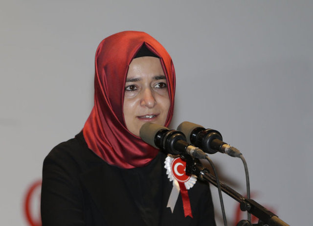 AİLE VE SOSYAL POLİTİKALAR BAKANI FATMA BETÜL SAYAN KAYA - Fatma Betül Sayan Kaya, 31 Ocak 1981 yılında İstanbul'da doğdu. Bilkent Üniversitesi Elektrik-Elektronik Mühendisliği'nden mezun oldu. NYU-Poly'de meme kanserinin görüntülenmesi üzerine lisansüstü çalışmalar yapan Fatma Betül Sayan Kaya, daha sonra İstanbul Üniversitesi Cerrahpaşa Tıp Fakültesi'ni bitirerek Tıp Doktoru ünvanını aldı. 2009 yılında AK Parti İstanbul İl Yönetim Kurulu Üyesi olarak seçildi. 