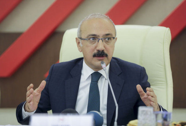 KALKINMA BAKANI LÜTFİ ELVAN  - Lütfi Elvan, 12 Mart 1962'de Karaman Ermenek'te doğdu. Baba adı A. Nuri, anne adı Samiye'dir. Maden Yüksek Mühendisi, Ekonomist ve Planlamacı; İstanbul Teknik Üniversitesi Maden Fakültesini bitirdi. İngiltere'de Leeds Üniversitesinde maden ve yöneylem araştırması alanında, ABD'de Delaware Üniversitesinde ekonomi dalında yüksek lisanslarını yaptı. Etibank'ta yüksek mühendis olarak göreve başladı. DPT'de planlama uzman yardımcısı, uzmanı, Kalkınmada Öncelikli Yöreler Daire Başkanlığı ve Müsteşar Yardımcılığı görevlerinde bulundu. Ayrıca, OECD Kırsal Kalkınma Grubu Başkan Yardımcılığı, Avrupa Birliği Eğitim ve Gençlik Merkezi Yönetim Kurulu Başkanı ve AB Müzakere İzleme ve Yönlendirme Komitesi Üyesi olarak görev yaptı. 23. Dönemde Karaman Milletvekili seçildi. 23. Dönemde Türkiye-AB Karma Parlamento Komisyonu Eşbaşkanlığı, Türkiye Macaristan Dostluk Grubu Başkanlığı ve Güneydoğu Avrupa İşbirliği Süreci Türkiye Temsilciliği görevlerinde bulundu. 24. Dönemde Plan ve Bütçe Komisyonu Başkanlığı yapan Lütfi Elvan 62. Hükümette Ulaştırma, Denizcilik ve Haberleşme Bakanı, 64. Hükümette Başbakan Yardımcısı olarak görev yaptı. Çok iyi derecede İngilizce bilen Elvan evli ve 2 çocuk babasıdır.