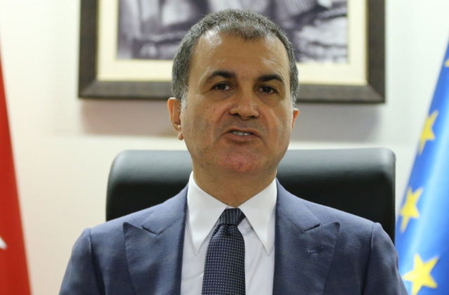 AVRUPA BİRLİĞİ BAKANI ÖMER ÇELİK - Ömer Çelik, 15 Haziran 1968'de Adana'da doğdu. Babasının adı Yusuf Ziya, annesinin adı Dudu'dur. Siyaset Bilimci, Stratejist ve Dış Politika Uzmanıdır. 22., 23., 24. ve 26. Dönemde Adana Milletvekili seçildi. 22 ve 23. Dönemde NATO Parlamenter Asamblesi Türk Grubu Üyeliği görevinde bulundu ve 24. Dönemde Türkiye-ABD Parlamentolararası Dostluk Grubu Başkanlığını yaptı. Sayın Cumhurbaşkanımızın Başbakanlığı döneminde danışmanlığı görevini yürüttü. 2010 yılında AK Parti Dış İlişkilerden sorumlu Genel Başkan Yardımcılığına seçildi. 24 Ocak 2013 tarihinde yapılan kabine değişikliği sonucu Kültür ve Turizm Bakanı olarak görev aldı. 13 Eylül 2015 tarihinden sonra Tanıtım ve Medya'dan sorumlu Genel Başkan Yardımcılığı ve Parti Sözcülüğü görevini yaptı. 65. Hükümette Avrupa Birliği Bakanı olarak kabinede yer almaktadır.