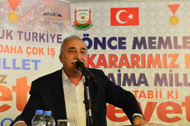 GIDA, TARIM VE HAYVANCILIK BAKANI AHMET EŞREF FAKIBABA - 16 Aralık 1951'de Şanlıurfa Birecik'te doğdu. Baba adı Ali, anne adı Rızkiye'dir. Genel Cerrahi Uzmanı; Atatürk Üniversitesi Tıp Fakültesini bitirdi. Taksim İlk Yardım Hastanesi Genel Cerrahi Kliniğinde ihtisas yaptı. Amerika'da Texas Eyaleti Arlington Hastanesinde gözlemci olarak bulundu. Iğdır ve Birecik Devlet hastanelerinde ve Şanlıurfa SSK Hastanesinde Başhekimlik yaptı. 2 dönem Şanlıurfa Belediye Başkanlığı görevinde bulundu. Çok iyi düzeyde İngilizce bilen Fakıbaba, evli ve 3 çocuk babasıdır.