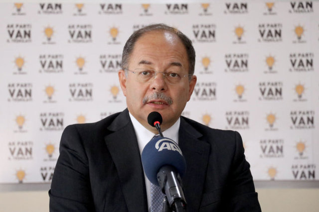 BAŞBAKAN YARDIMCISI RECEP AKDAĞ - İlk ve orta öğrenimini Erzurum'da, lise öğrenimini Ankara Atatürk Lisesi'nde tamamladı. Erzurum Atatürk Üniversitesi Tıp Fakültesi'ni bitirdi ve aynı fakültede Çocuk Sağlığı ve Hastalıkları alanında uzman oldu. Bir yıl süreyle Londra'da kan hastalıkları üzerine çalıştı. Atatürk Üniversitesi Tıp Fakültesi Araştırma Hastanesi'nde Başhekim Yardımcılığı, Satınalma Komisyonu Başkanlığı ve Tıp Dergisi Editör Yardımcılığı görevlerini yürüttü. Biyoteknoloji Uygulama ve Araştırma Merkezi'nde Müdür Yardımcılığı görevinde bulundu. 