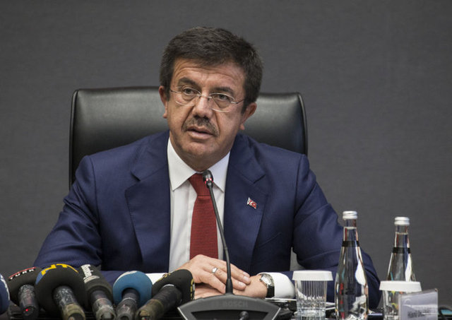 EKONOMİ BAKANI NİHAT ZEYBEKCİ  - 1 Ocak 1961'de Denizli Tavas Pınarlar beldesinde doğdu. Baba adı Şükrü, anne adı Fatma'dır. Sanayici, İş Adamı; Marmara Üniversitesi İktisadi ve İdari Bilimler Fakültesi İşletme Bölümünü bitirdi. İstanbul Üniversitesi Uluslararası İlişkiler Bölümünde yüksek lisans yaptı. Özel sektörde üst düzey yönetici olarak çalıştı. 