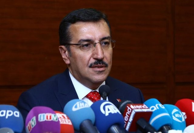 GÜMRÜK VE TİCARET BAKANI BÜLENT TÜFENKCİ - 1966 Malatya-Yeşilyurt doğumlu. Ortaokul ve Lise öğrenimini Yeşilyurt İmam Hatip Lisesinde tamamladı. 1988 yılında Ankara Üniversitesi Hukuk Fakültesi mezunu olduktan sonra Ticaret Hukuku üzerine yüksek lisans eğitimini tamamladı. 1991 yılında Malatya'ya yerleşerek serbest avukat olarak çalışmaya başladı. Tüfenkci, 2001 yılında AK PARTİ Malatya teşkilatının kuruluşunda yer aldıktan sonra teşkilatta çeşitli kademelerde görev aldı. 2011 – 2015 yılları arasında AK PARTİ Malatya İl Başkanlığı görevini yaptı. 25. ve 26. Dönemlerde Malatya Milletvekili seçilmiştir. 64. Hükümet'te Gümrük ve Ticaret Bakanı olarak görev almıştır.