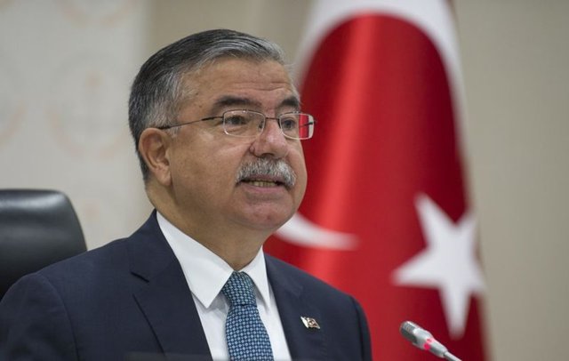 MİLLİ EĞİTİM BAKANI İSMET YILMAZ - 1961 yılında Sivas'ın Gürün ilçesinde doğdu. Gürün Cumhuriyet İlkokulu ve Gürün Ortaokulu'nda öğrenim gördükten sonra İstanbul Haydarpaşa Lisesi'ni bitirdi. İstanbul Teknik Üniversitesi Denizcilik Fakültesi (Denizcilik Yüksek Okulu) Makine Bölümü'nden 1982 yılında; İstanbul Üniversitesi Hukuk Fakültesi'nden 1987 yılında mezun oldu. İsveç Dünya Denizcilik Üniversitesi'nde "Gemi İşletmeleri Teknik Yönetimi" alanında ve Marmara Üniversitesi Sosyal Bilimler Enstitüsü Özel Hukuk Ana Bilim Dalında iki ayrı Yüksek Lisans yaptı. Ankara Üniversitesi Sosyal Bilimler Enstitüsü Özel Hukuk alanında Doktorasını tamamladı. Kamuda ve özel sektörde yaklaşık 20 yıl mühendis ve müşavir avukat olarak hizmet verdikten sonra 31.12.2002 tarihinde Denizcilik Müsteşarı olarak atandı. Türk Telekom Yönetim Kurulu Başkan Yardımcılığı görevini yürüttü. Türkiye Cumhuriyeti Anayasasının 114. maddesi uyarınca bağımsız olarak 08.05.2007 tarihinde Ulaştırma Bakanı oldu. 01.11.2007 tarihinde Kültür ve Turizm Bakanlığı Müsteşarlığı görevine atandı. Evli ve üç çocuk babası olan İsmet Yılmaz, iyi derecede İngilizce bilmektedir.