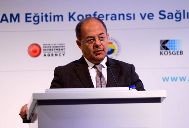 Atatürk Üniversitesi Tıp Fakültesi Çocuk Sağlığı ve Hastalıkları Anabilim Dalı'nda Öğretim Üyesi olarak ders verdi ve 1999'da profesör oldu. Özellikle çocuk sağlığı ve hastalıkları alanında olmak üzere yüzün üzerinde makalesi ve tebliği yayımlandı. 1996'da İstanbul Tabip Odası'ndan "Yılın Makalesi" ödülünü aldı. Prof. Dr. Recep Akdağ 22, 23 ve 24. dönem Erzurum Milletvekili oldu. 58, 59, 60 ve 61. hükümetlerde Sağlık Bakanlığı yaptı. Bakanlığı süresince başta "Sağlıkta Dönüşüm Programı" olmak üzere, "Dumansız Hava Sahası" ve "Obezite İle Mücadele Programı" gibi öncü projeler ile "İnsan Odaklı Sağlık Hizmeti Sunumu" için çalışmalarını aralıksız sürdürdü. 