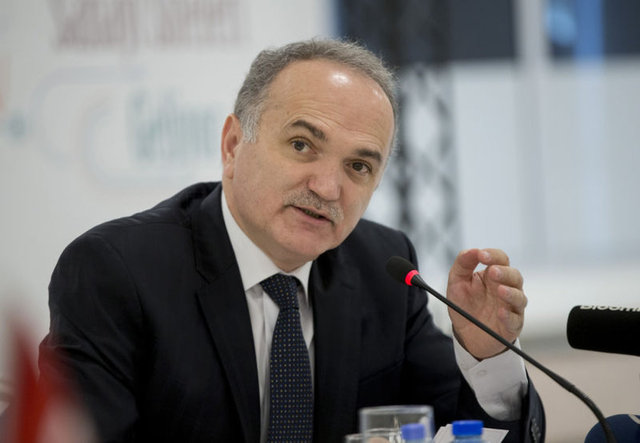 Aynı kurumda sırasıyla Uzman, Proje Müdürü, Daire Başkanı, Müsteşar Yardımcısı oldu. Müsteşar Vekilliği yaptı. Savunma Sanayii Müsteşarlığı'nın önemli ve büyük bütün projelerinde çalıştı. Türkiye'nin kendi tasarımı "ilk milli tankı ALTAY", "ilk insansız hava aracı ANKA", "ilk milli gemisi MİLGEM" projelerinin yürütülmesinde Müsteşar Yardımcısı olarak görev yaptı. "Havadan Erken İhbar ve Kontrol Uçağı", "A400M Nakliye Uçağı", "F-35 Savaş Uçağı", F-16 ve Helikopter Elektronik Harp Sistemleri", "M60 Tank Modernizasyonu", "Yazılım ve Simülatörler", "Uzun Menzilli Hava ve Füze Savunma Sistemleri" görev aldığı projelerden bazılarıdır. TAI-TUŞAŞ, HEAŞ, TEKNOPARK İSTANBUL ve STM şirketlerinde Yönetim Kurulu üyesi ve Yönetim Kurulu Başkanı olarak çalıştı. Evli, iki çocuk babası ve İngilizce biliyor.