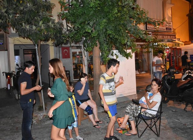 Deprem çevre illerden de hissedildi. Bodrum'daki deprem sonrası vatandaşlar sokaklara döküldü.
