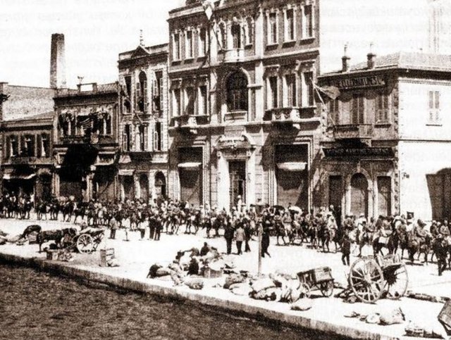 Başkomutanlık Meydan Muharebesi'yle düşmanın ana kuvvetlerini yok eden Türk ordusu, 9 Eylül 1922'de İzmir'in işgaline son verdi. Türk askerleri kordon boyunda. 9 Eylül 1922.