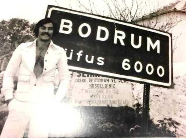 Kadir İnanır'ın Bodrum girişinde çekildiği fotoğraf...