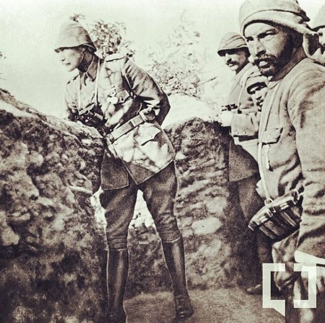 Mustafa Kemal Atatürk, Çanakkale Savaşları'nda Siperde