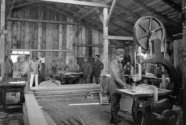 Avusturya-Macaristan Savaş Basın Bürosu (Ordu Foto-Film Merkezi) tarafından çekilen fotoğraflarda, Avusturya-Macaristan İmparatorluğu'ndan gelen komutanlar tarafından Osmanlı askerlerine eğitim verilmesi, askeri karargâhlar, marangoz atölyesinde yapılan çalışmaları, hırdavat deposu, su kuyusunun açılması ve borularla suyun taşınması, ikmal kaynaklarının vagonlarla getirilmesi, askerlere yemek dağıtımı ve denizde yüzen askerlere ait kareler dikkat çekti.