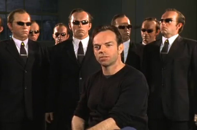 Sinema tarihine geçen Matrix filminde, Hugo Weaving'in canlandırdığı Ajan Smith karakterin çoğaltılması efekt olarak değil gerçekten yüz maskeleri yapılarak hazırlanmış.