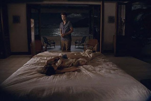 The Twilight Saga filminden bir sahne... Yatak başındaki bu sahnede bakın gözümüzü ne kandırıyor?