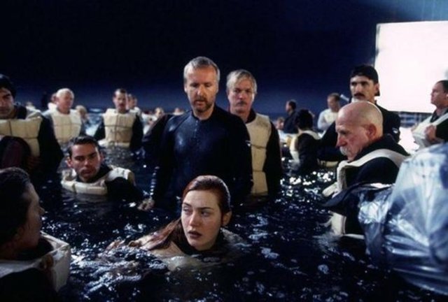 Denize düşen yolcuların, filmde seyirciyi inandırdıkları kadar ölümcül bir tehlike içinde olmadıkları aşikar.