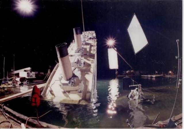 Filmdeki 269 metrelik Titanic gemisinin batma anı...