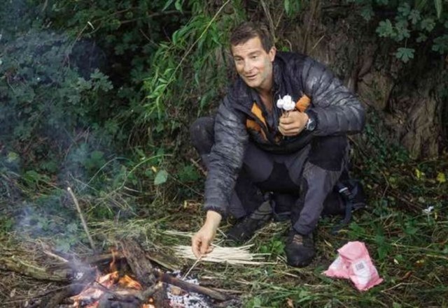 Bulduğu yerlerde çadırda kaldığı görünen Grylls'in aslında, kameralar kapandığında otelde kaldığı da iddia ediliyor.