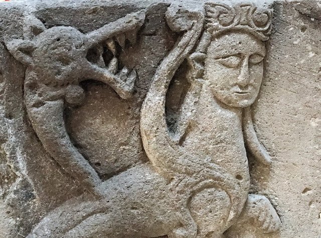 Eserle ilgili Habertürk'e bilgi veren kazı başkanı Prof. Dr. Fahriye Bayram, "Şahmeran diye anıldıysa da aslında 'Harpy' figürü... Harpy; kadın başlı, kuş vücutlu ve yılan kuyruklu mitolojik bir yaratıktır. Çok erken dönemlerden itibaren kullanılmaya başlanmıştır. Astrolojide tılsım olarak kullanılır. Batı'da da özellikle ölü ruhların hadese (yer altı kentine, ölüler dünyasına) götürülmesine eşlik eder. 